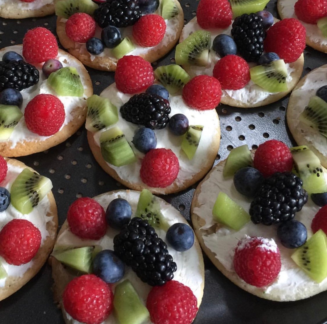 sugar cookies with fruits and cream cheese mini fruit pizza