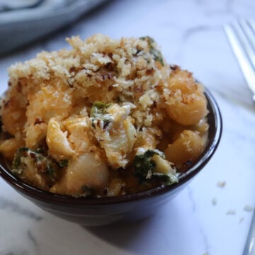 Easy semihomemade mac and cheese recipe with breadcrumbs and spinach