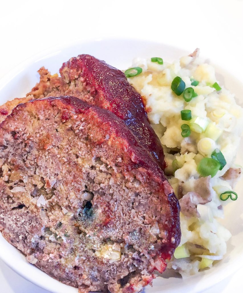 Mashed potatoes with beef meatload slices 