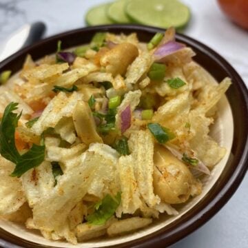 A combination of potato chips with herbs and Indian spices.