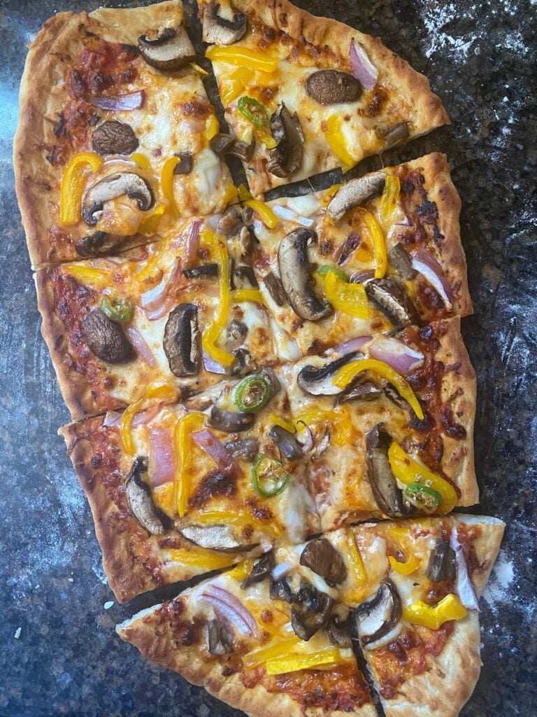 Grilled pizza with vegetarian toppings.