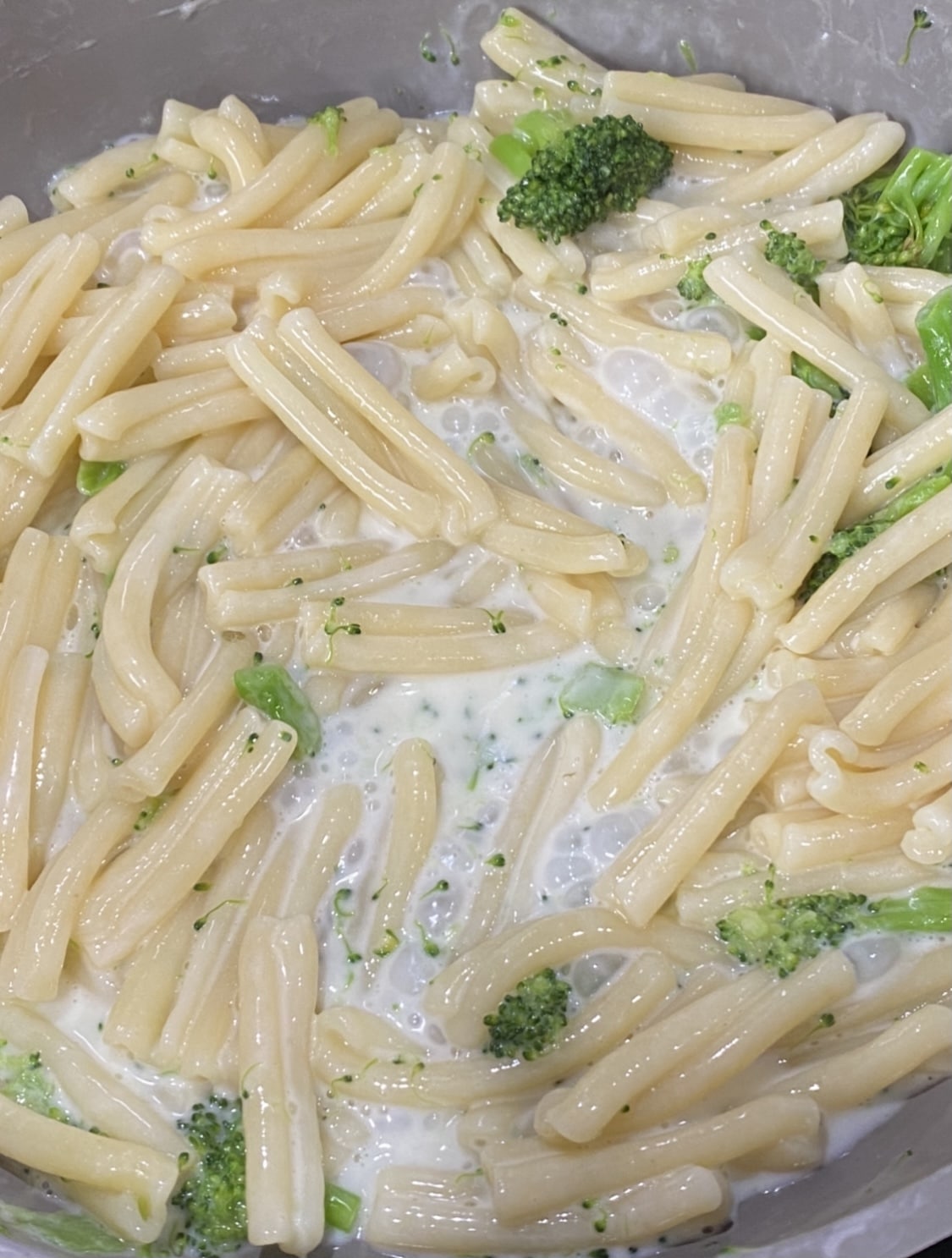 one pot creamy pasta being cooked